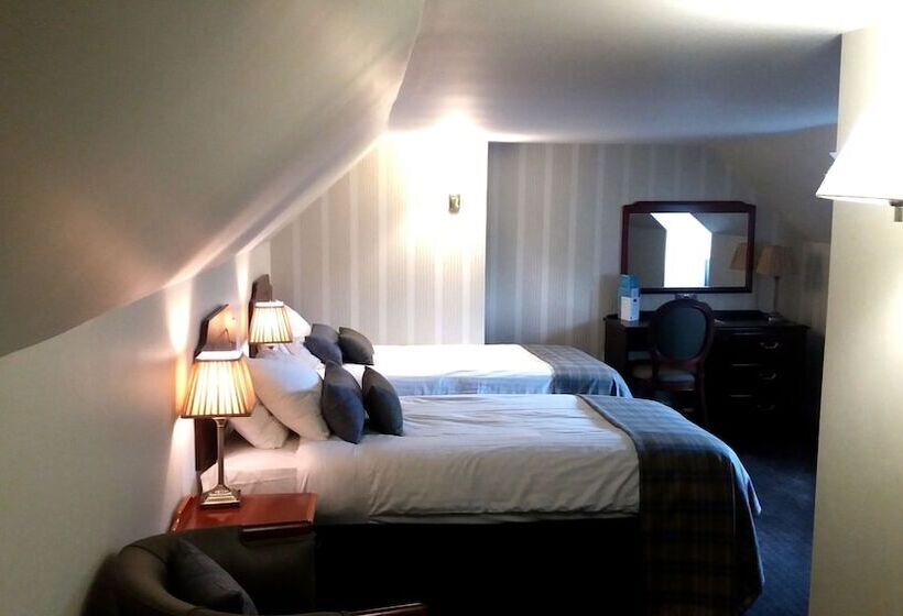 غرفة عائلية, Salutation