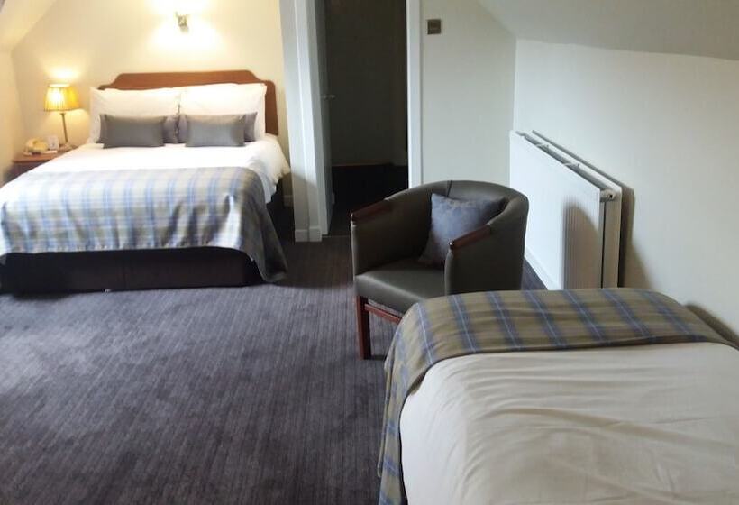 غرفة عائلية, Salutation