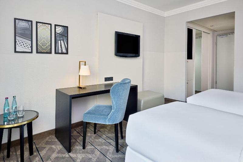 带大床的高级房间, Sheraton Offenbach