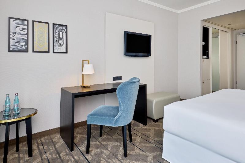 带大床的高级房间, Sheraton Offenbach