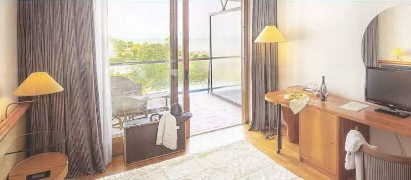 اتاق اساندارد با چشم‌انداز جانبی به دریا, Grand Hotel Berti