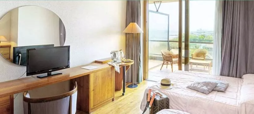 اتاق اساندارد با چشم‌انداز جانبی به دریا, Grand Hotel Berti