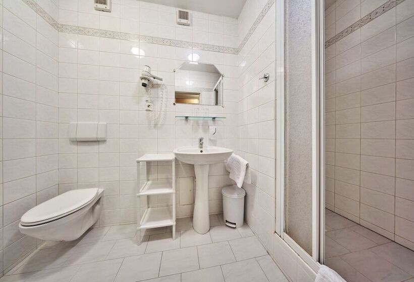 スタンダード４人部屋, Adam Trutnov