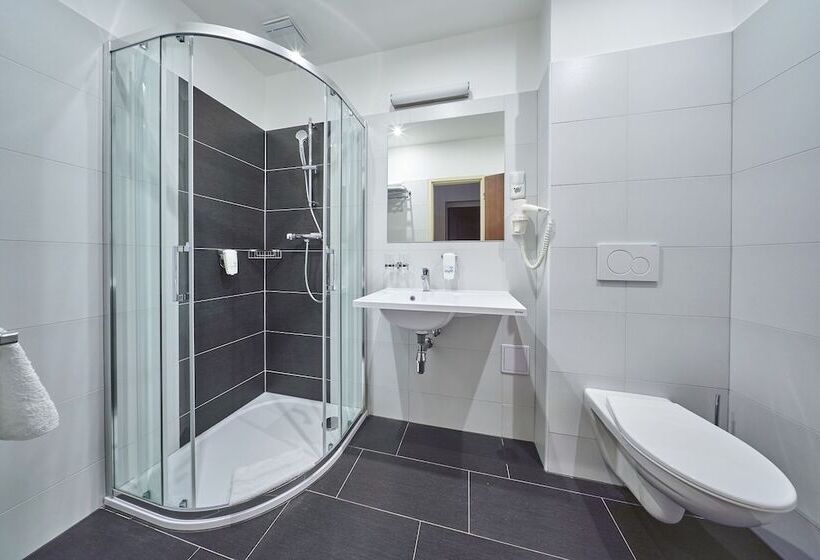 スーペリアールーム, Adam Trutnov