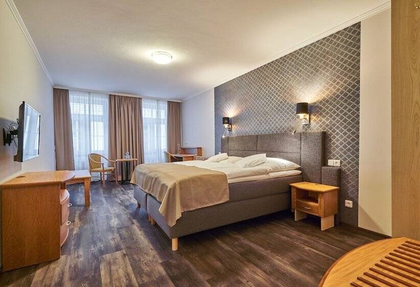 スーペリアールーム, Adam Trutnov