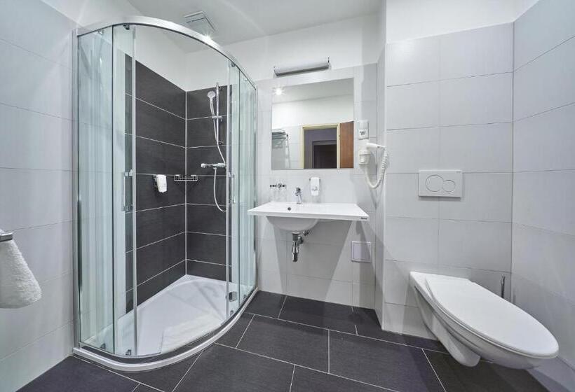 スーペリアールーム, Adam Trutnov