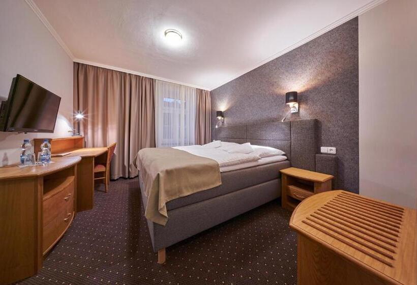 スーペリアールーム, Adam Trutnov