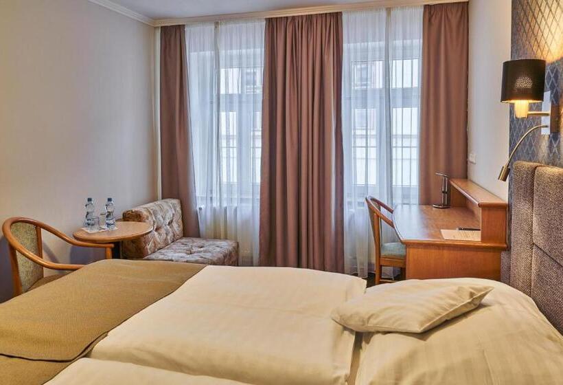 スーペリアールーム, Adam Trutnov