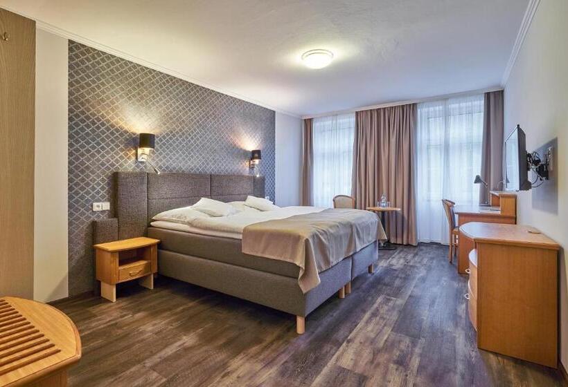 ファミリールーム, Adam Trutnov