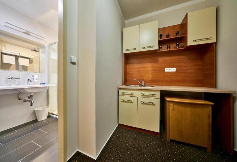 ファミリールーム, Adam Trutnov