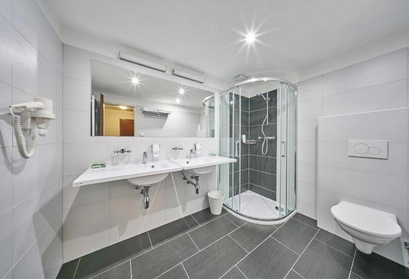 ファミリールーム, Adam Trutnov