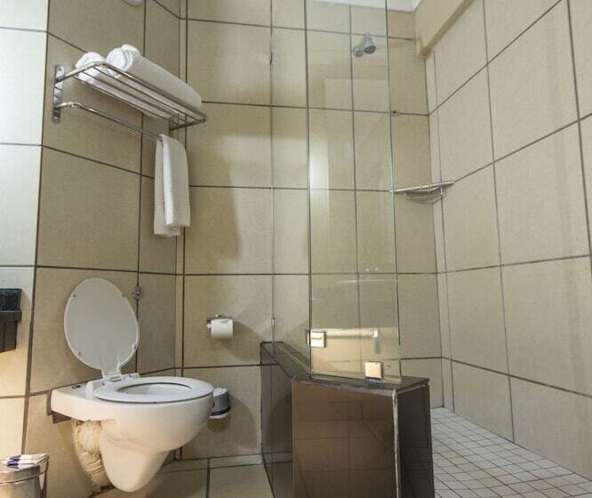 חדר משפחתי, The Oasis