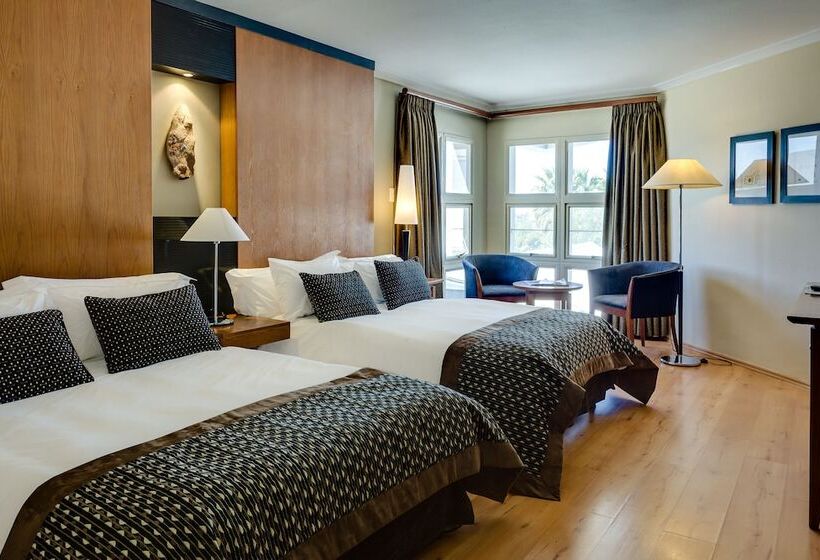 חדר משפחתי, The Oasis