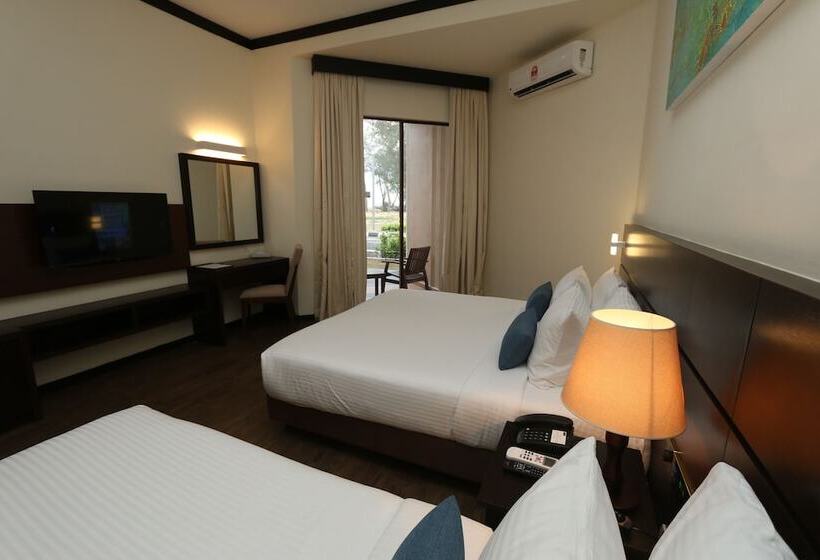 Номер Superior Вид на Море, Villea Rompin Resort & Golf