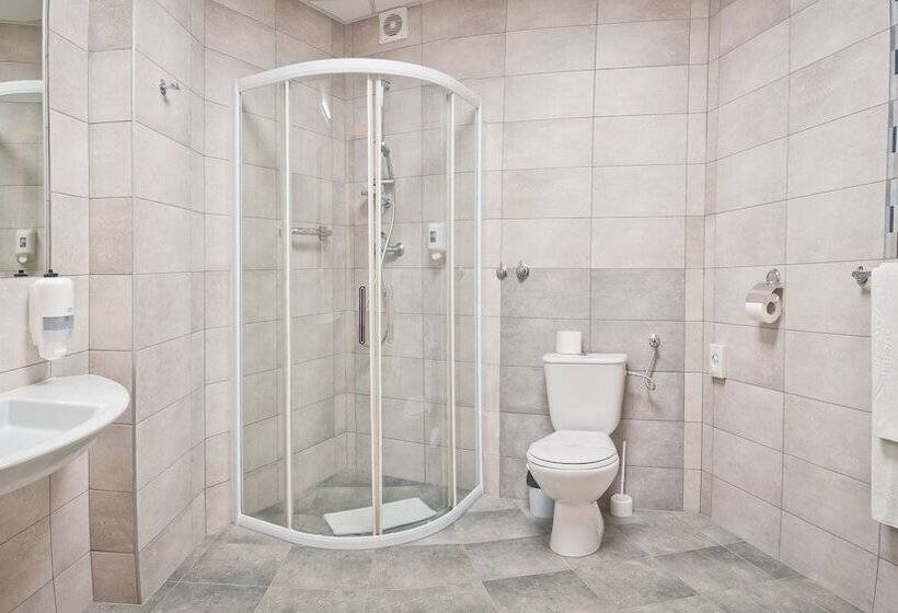 اتاق استاندارد سه نفره, Akwawit