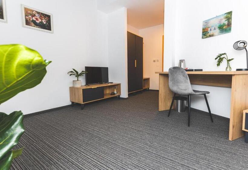 اتاق استاندارد یک نفره, Akwawit