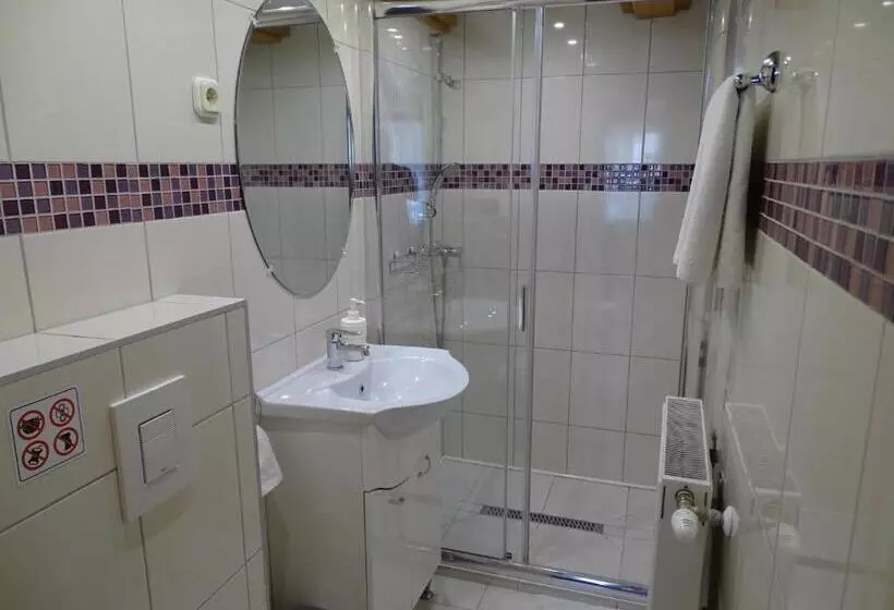 اتاق استاندارد سه نفره, Alabárdos Panzió és Apartmanház