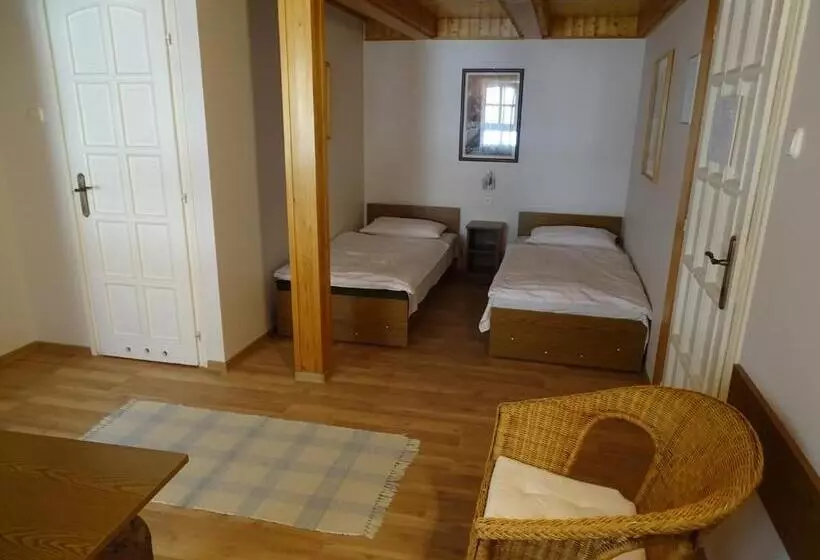 اتاق استاندارد سه نفره, Alabárdos Panzió és Apartmanház