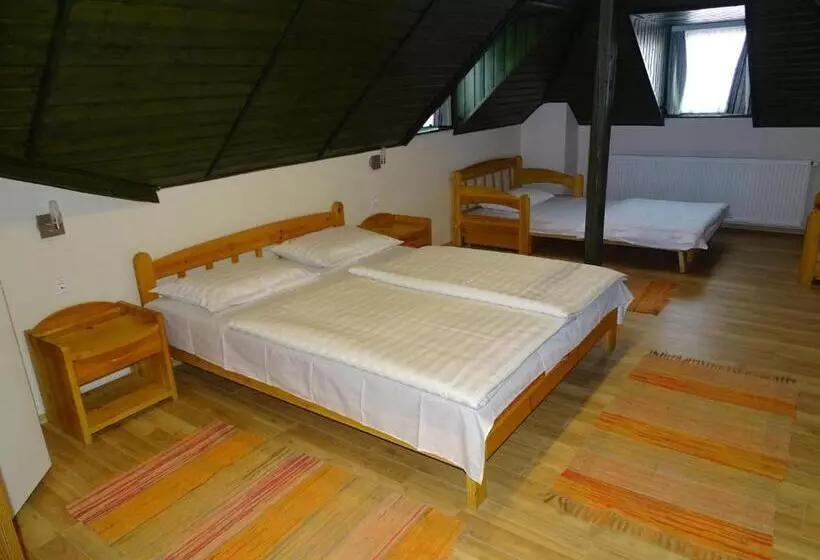 اتاق استاندارد سه نفره, Alabárdos Panzió és Apartmanház
