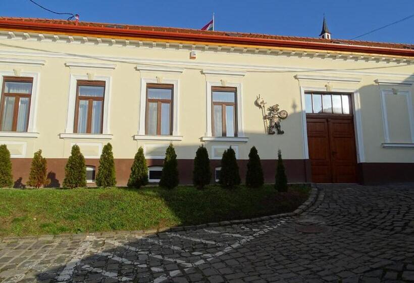 Семейные Апартаменты 3 Спальни, Alabárdos Panzió és Apartmanház