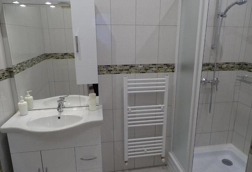 Семейные Апартаменты 3 Спальни, Alabárdos Panzió és Apartmanház