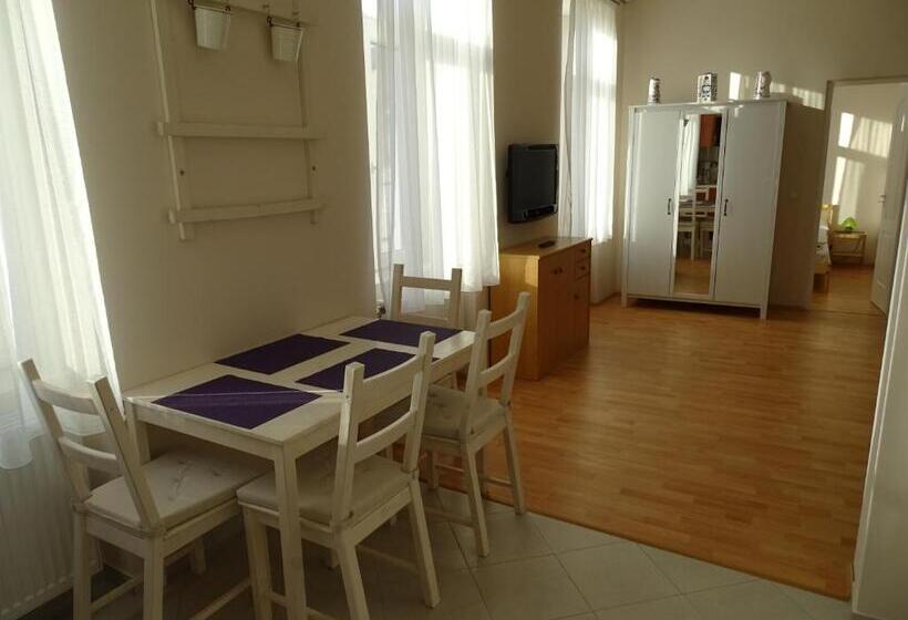 Семейные Апартаменты 3 Спальни, Alabárdos Panzió és Apartmanház