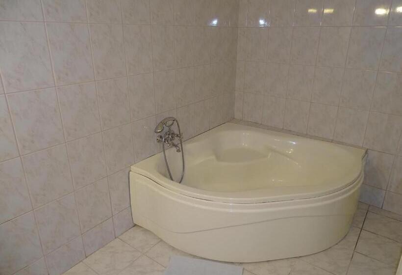 Апартаменты 2 Спальни с Балконом, Alabárdos Panzió és Apartmanház