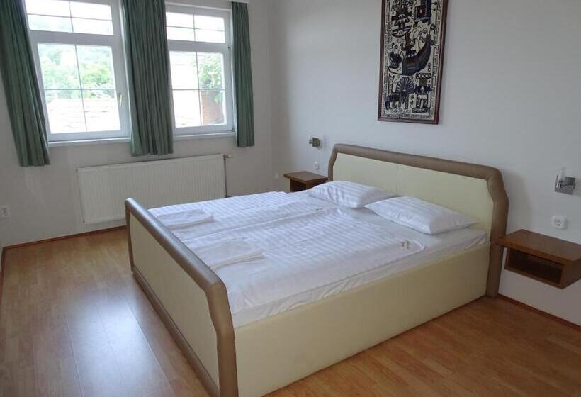 Апартаменты 2 Спальни с Балконом, Alabárdos Panzió és Apartmanház