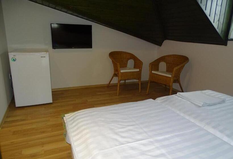 Семейный Номер, Alabárdos Panzió és Apartmanház