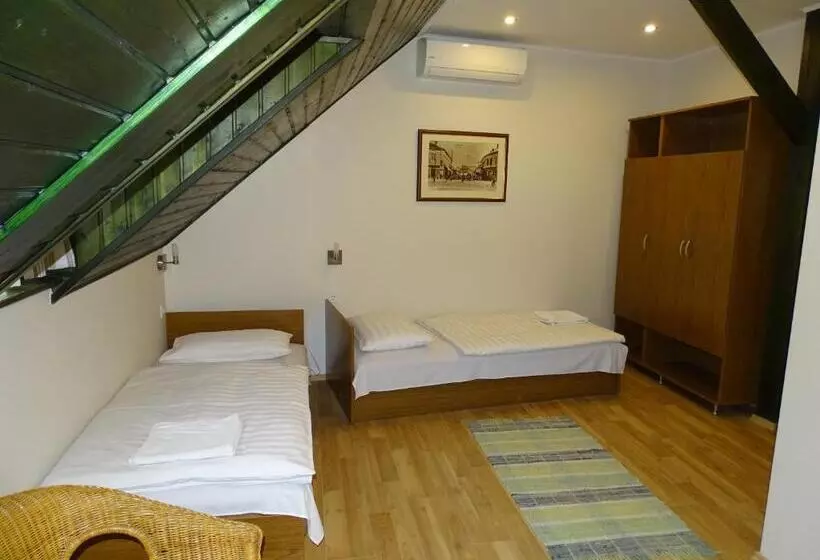 اتاق خانوادگی, Alabárdos Panzió és Apartmanház