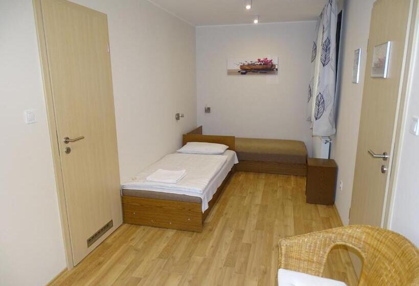 Семейный Номер, Alabárdos Panzió és Apartmanház