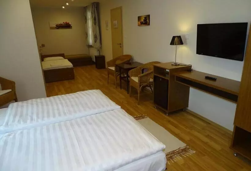 اتاق خانوادگی, Alabárdos Panzió és Apartmanház