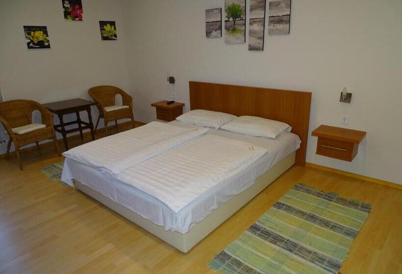 Номер Стандарт, Alabárdos Panzió és Apartmanház