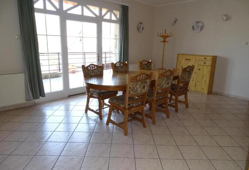 Апартаменты 2 Спальни с Балконом, Alabárdos Panzió és Apartmanház