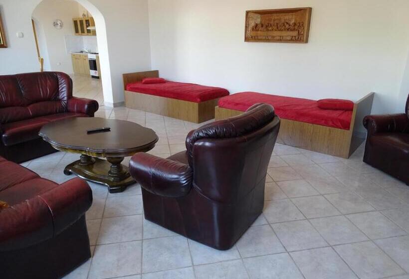 Апартаменты 2 Спальни с Балконом, Alabárdos Panzió és Apartmanház