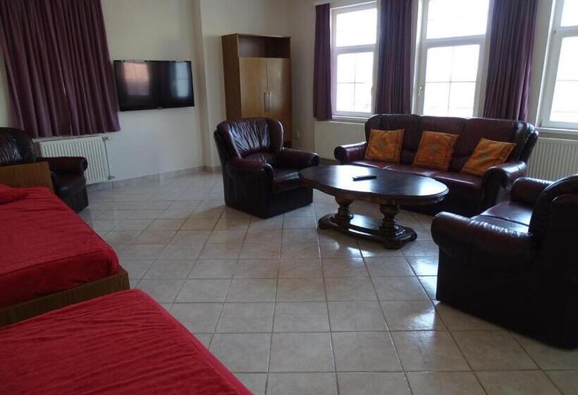 Апартаменты 2 Спальни с Балконом, Alabárdos Panzió és Apartmanház