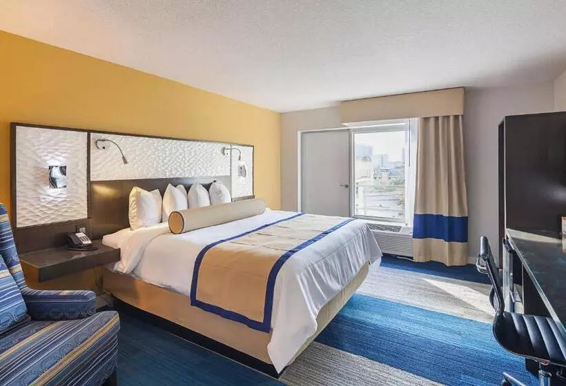 キングサイズベッドのスタンダードルーム, Southbank Hotel By Marriott Jacksonville Riverwalk
