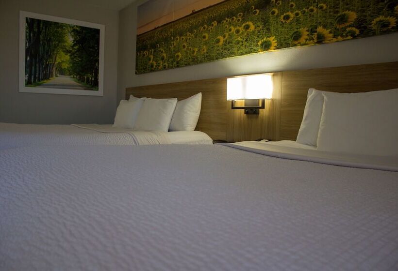 Номер Стандарт 2 Двуспальные Кровати, Days Inn By Wyndham Colby