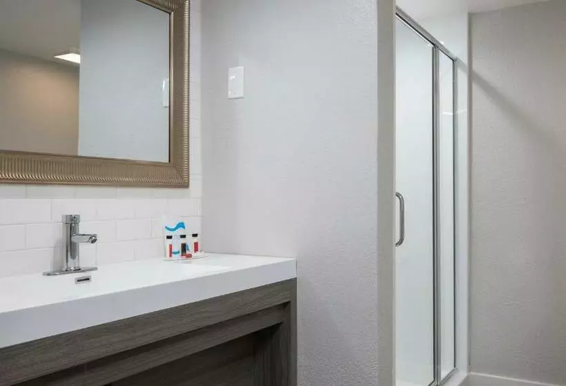 اتاق استاندارد برای معلولان, Prodigy Hotel, A Days Inn By Wyndham