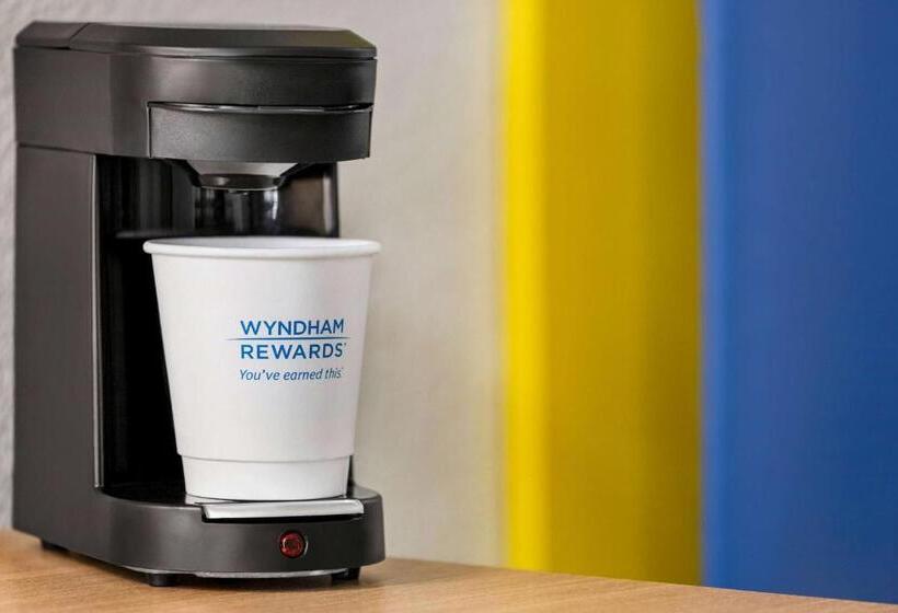 适合残疾人士使用的带超级大床的标准间, Days Inn By Wyndham Fulton