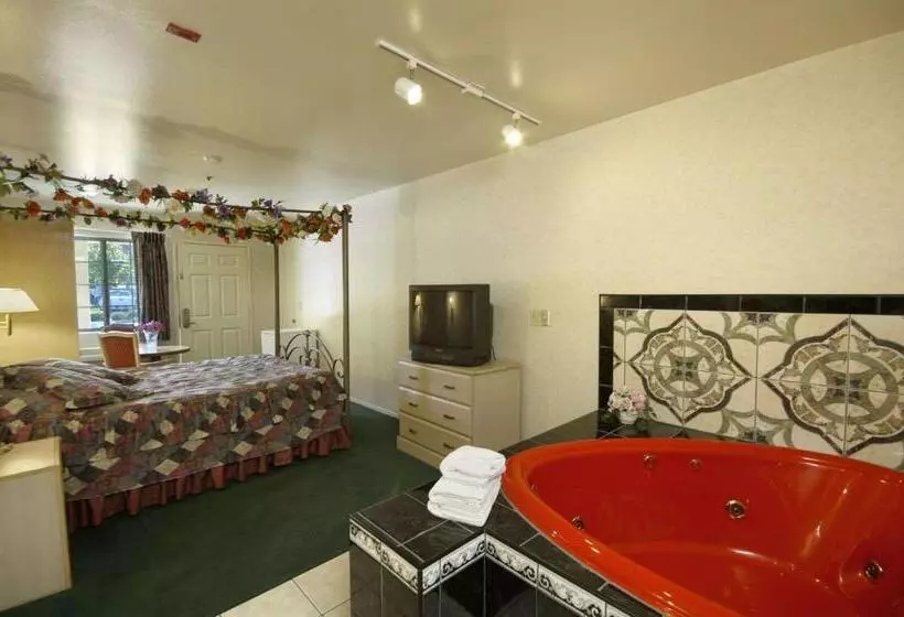 キングサイズベッドのスタンダードルーム, Days Inn By Wyndham Riverside Tyler Mall