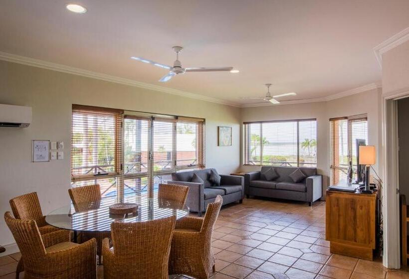 2 Bedroom Apartment with Views, Moonlight Bay Suites