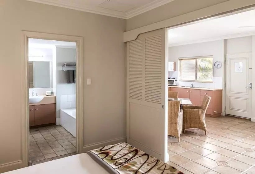 スイート, Moonlight Bay Suites