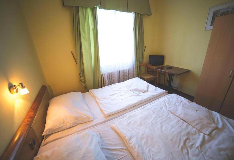 חדר סטנדרט, Racek