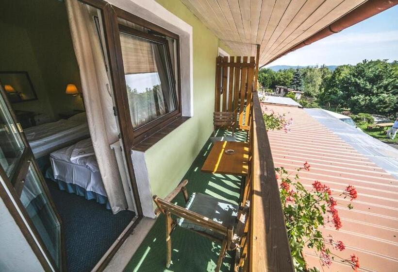 חדר קומפורט, Racek