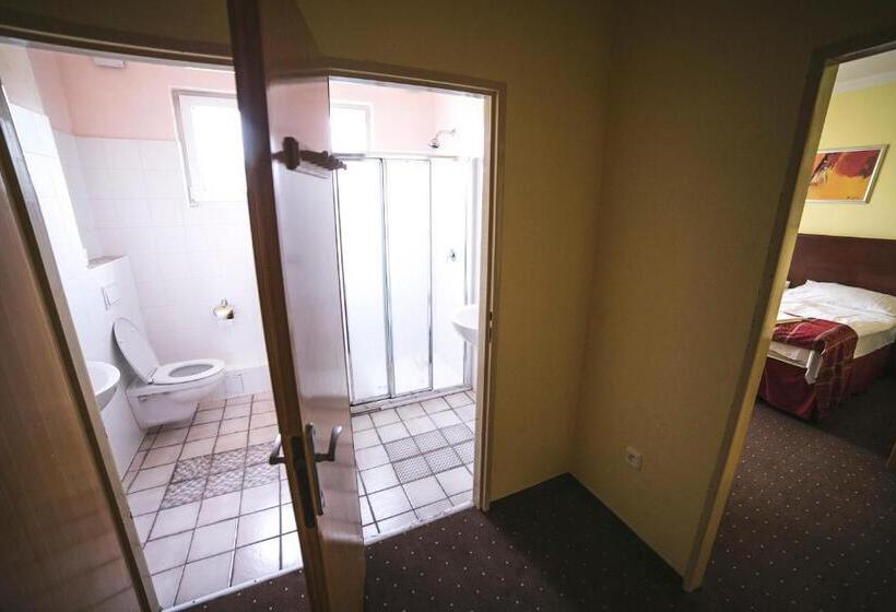 חדר קומפורט, Racek