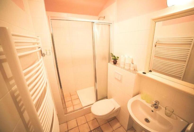 חדר קומפורט, Racek