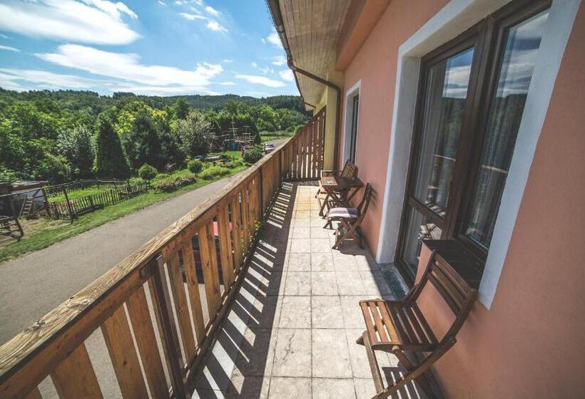 חדר משפחתי, Racek