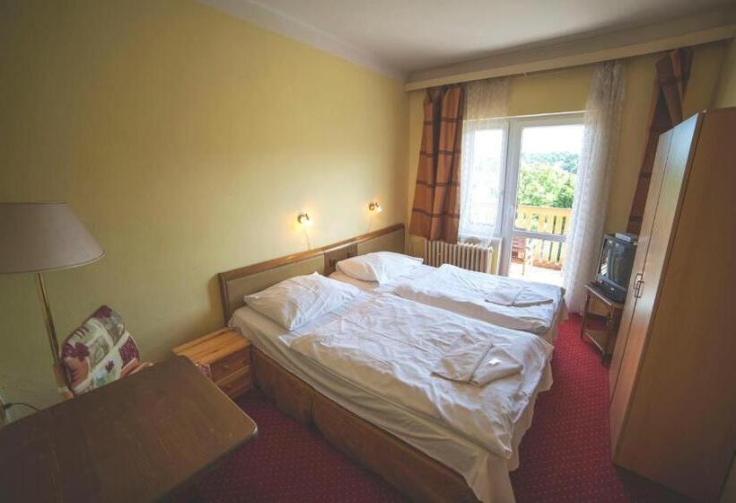 חדר משפחתי, Racek