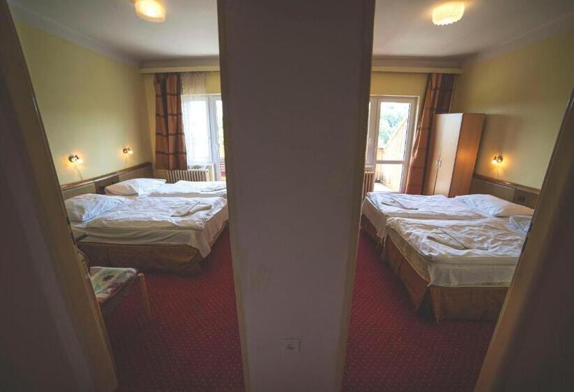 חדר משפחתי, Racek